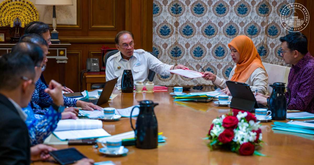 Anwar Pledges Action on Felda Settlers' Land and Housing Crisis