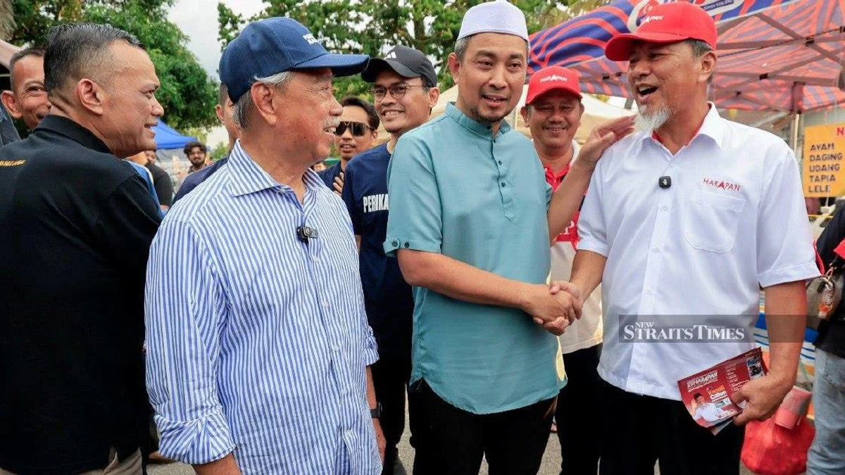 Unlikely Encounter: Opposing Johor Candidates Meet at Night Market During Campaign Trail