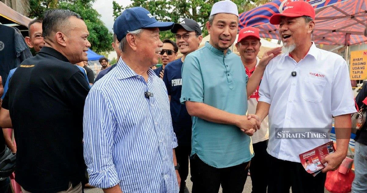 Unlikely Encounter: Opposing Johor Candidates Meet at Night Market During Campaign Trail