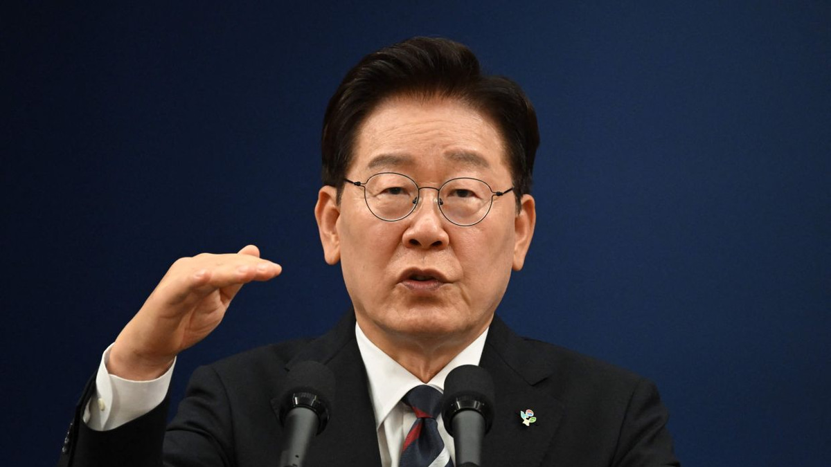 South Korea's President Lee Jae Myung Faces Steep Approval Decline as Negative Views Overtake Support
