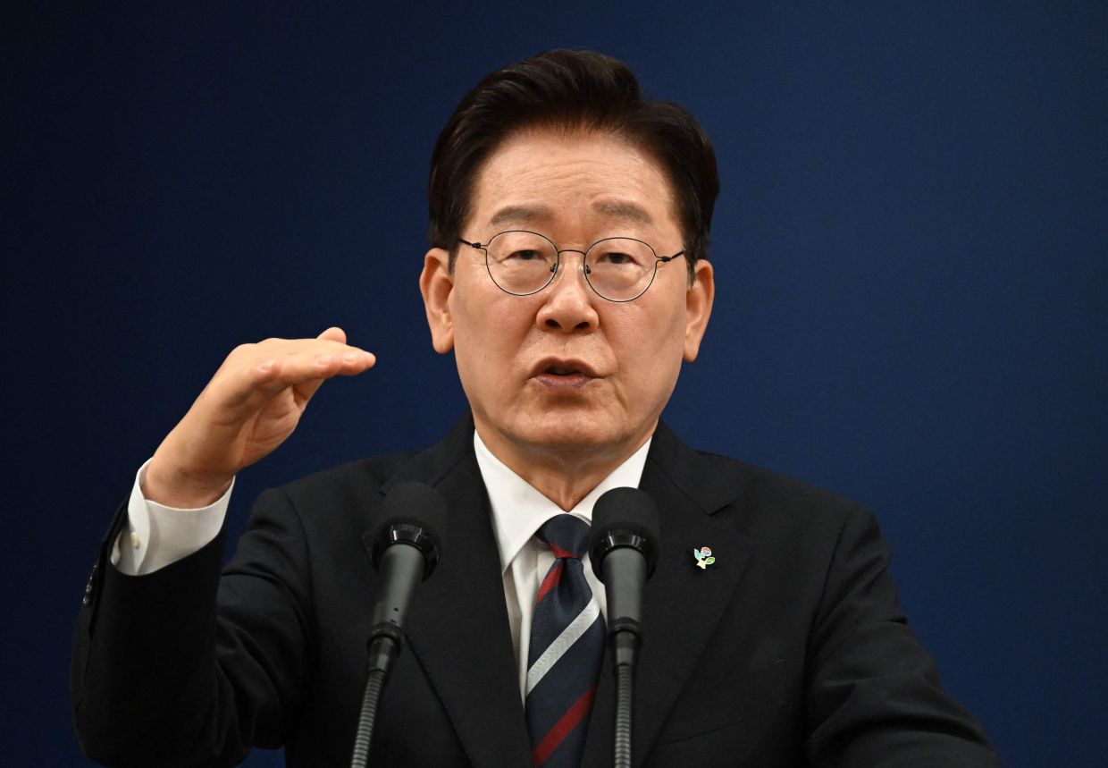 South Korea's President Lee Jae Myung Faces Steep Approval Decline as Negative Views Overtake Support
