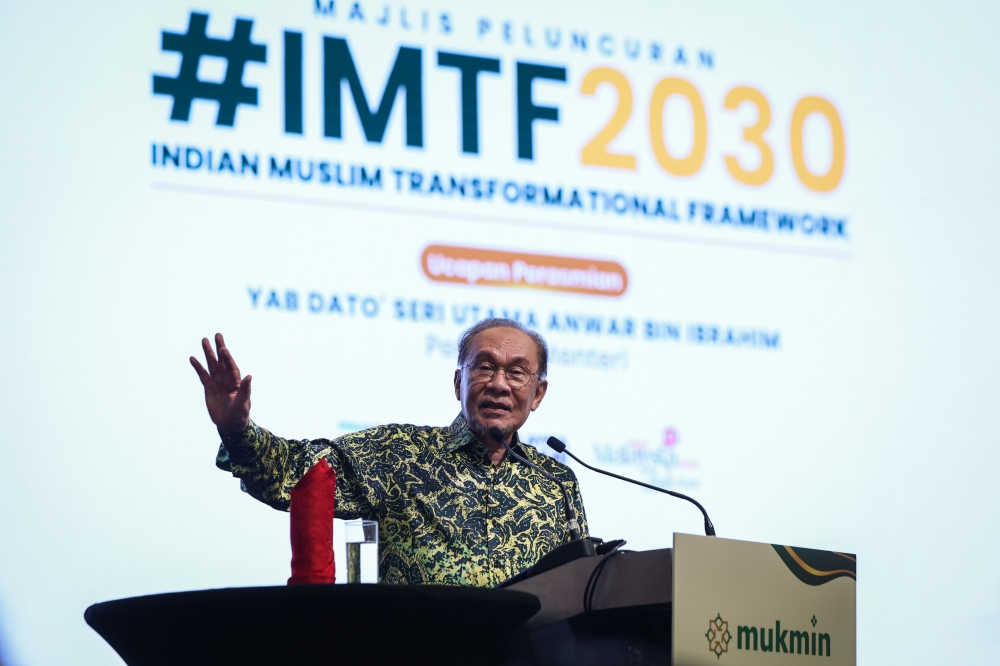 Anwar Sets Month-Long Deadline for Ministries to Speed Up Foreign Worker Approvals in Food Service Sector