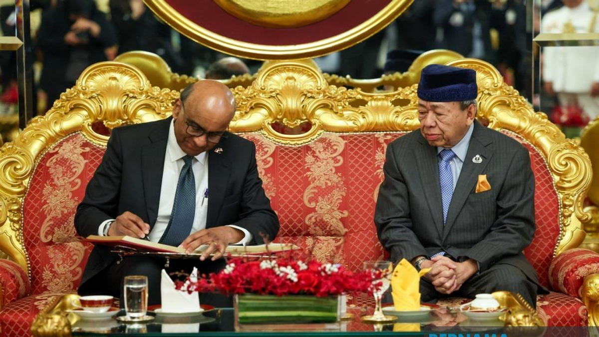 Sultan Sharafuddin Receives Singapore President Tharman in Formal State Visit Audience