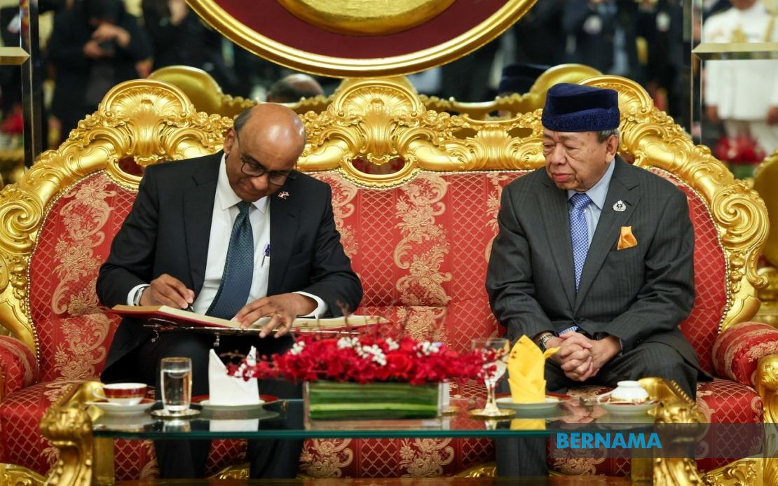 Sultan Sharafuddin Receives Singapore President Tharman in Formal State Visit Audience
