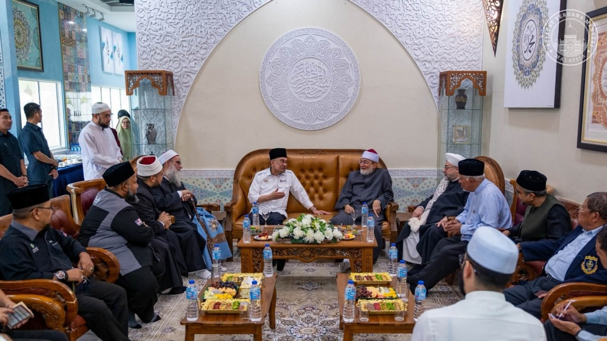 Anwar Holds Discussions with Three Prominent Islamic Scholars in Malaysia