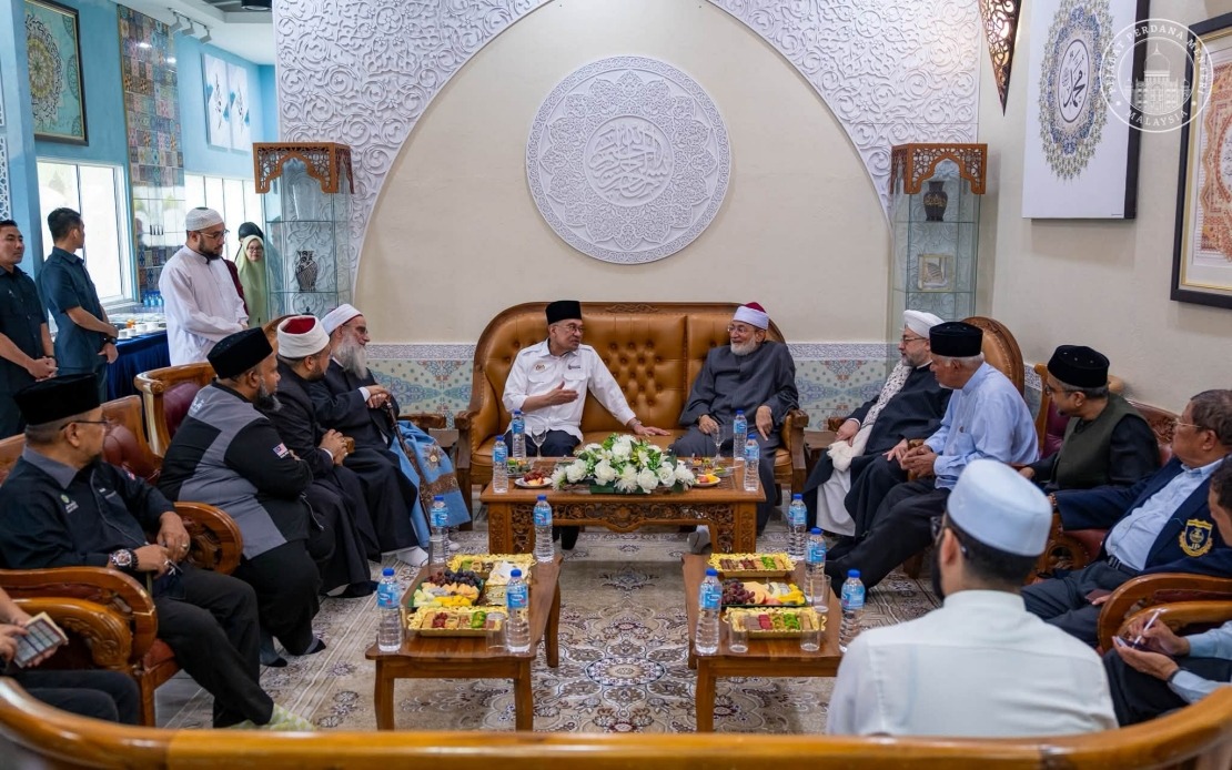 Anwar Holds Discussions with Three Prominent Islamic Scholars in Malaysia