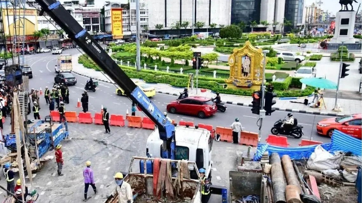 Bangkok evacuates 60 residents after subway construction triggers road collapse