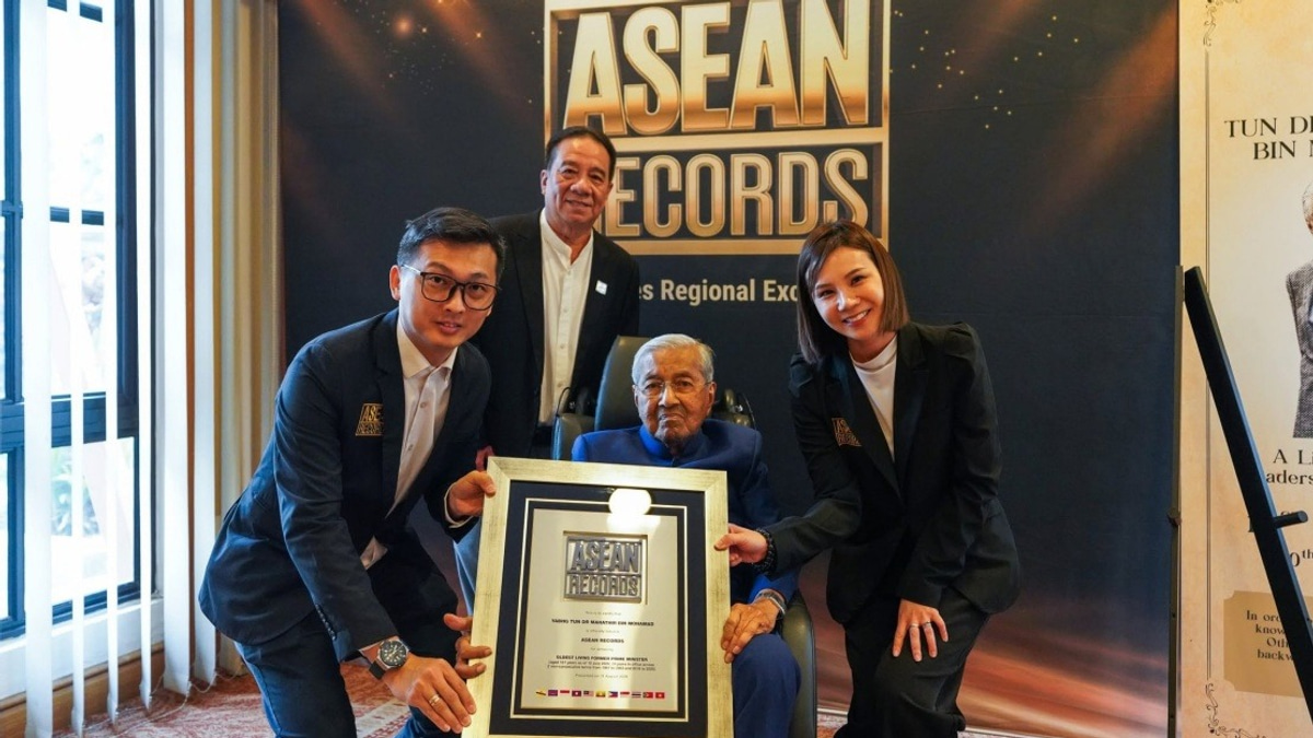 Dr Mahathir and Dr Siti Hasmah Achieve Three Historic Records as Centenarian Couple