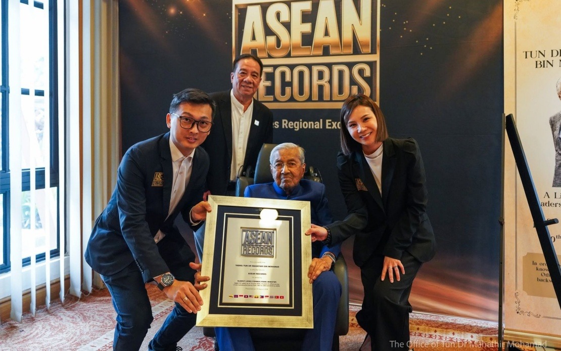 Dr Mahathir and Dr Siti Hasmah Achieve Three Historic Records as Centenarian Couple