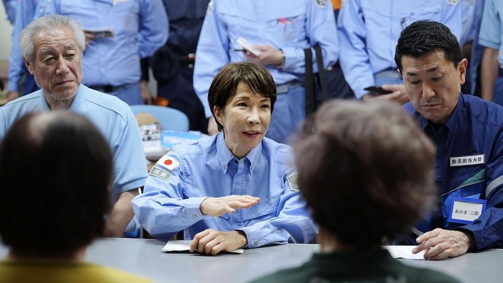 Japan's PM Visits Quake-Stricken Kumamoto as Recovery Efforts Intensify Amid Deadly Heat