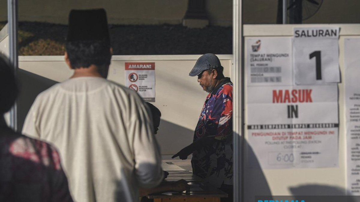 Federal Ministers and Deputies Cast Votes in Johor State Election