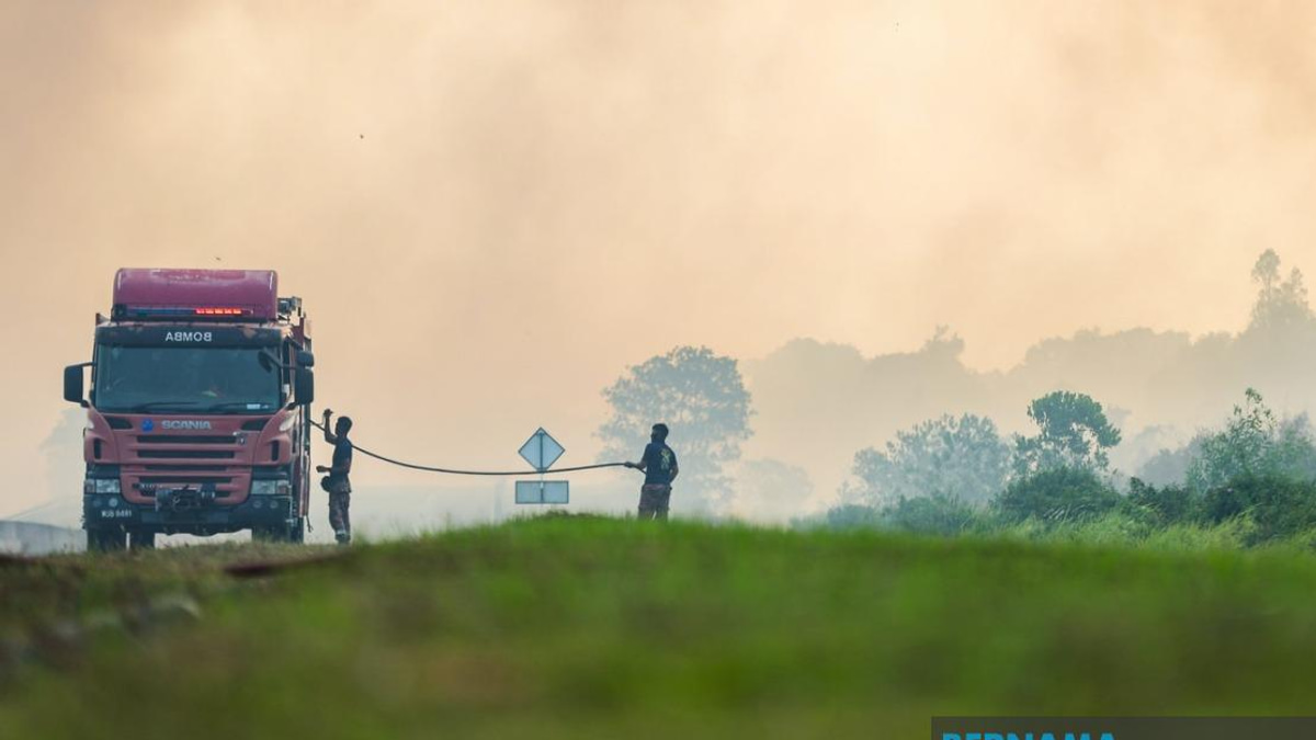 Progress Made in Battling Sprawling Peatland Fire Near Kota Tinggi
