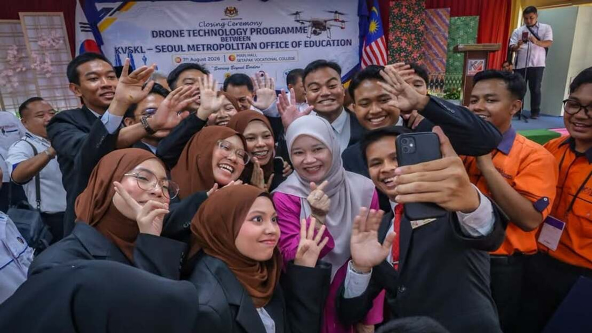 Education Minister Challenges Setapak Vocational College Students to Develop Drone Security Systems