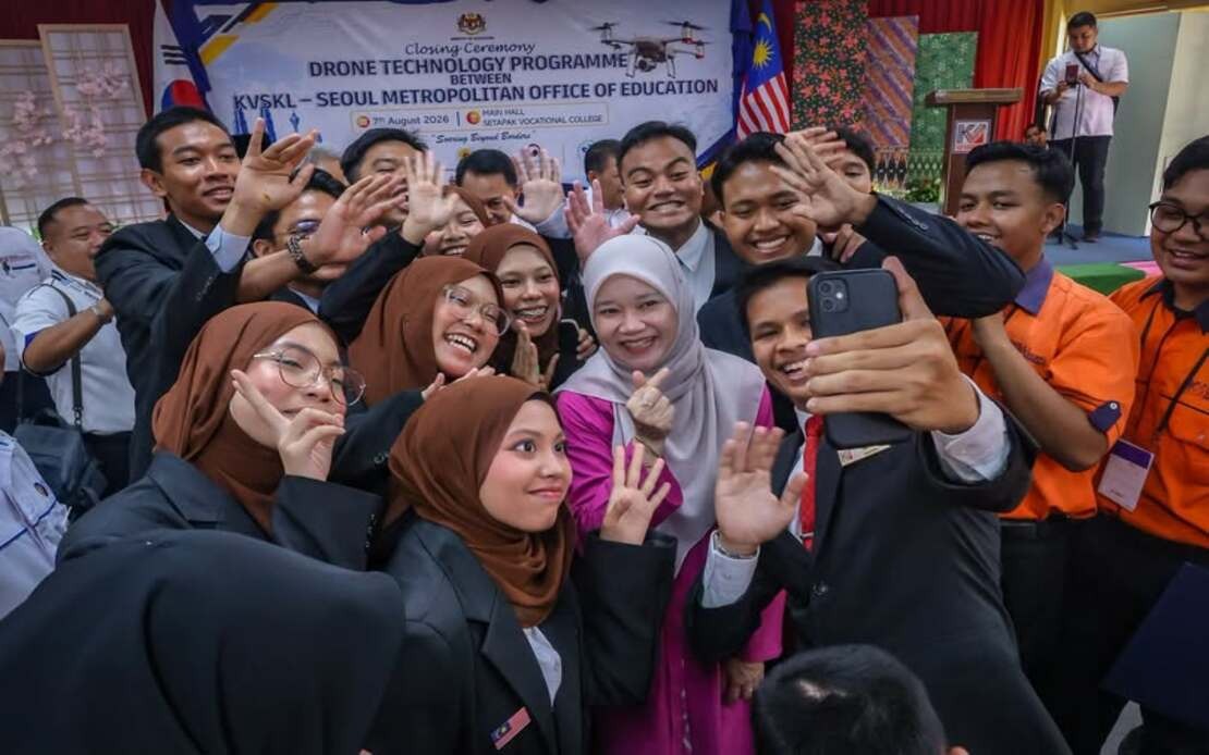Education Minister Challenges Setapak Vocational College Students to Develop Drone Security Systems