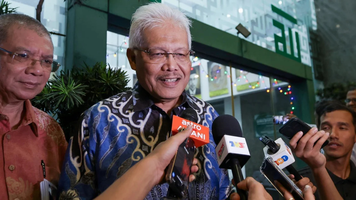 PN Files Official Notice for Hamzah Zainudin's Return as Opposition Leader