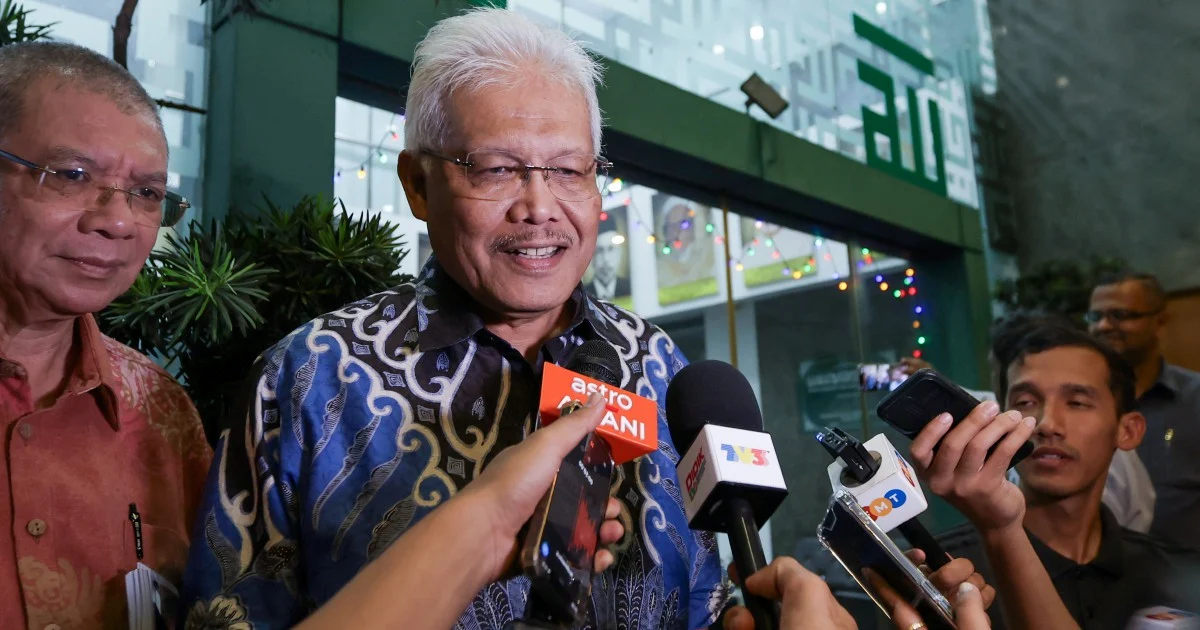 PN Files Official Notice for Hamzah Zainudin's Return as Opposition Leader