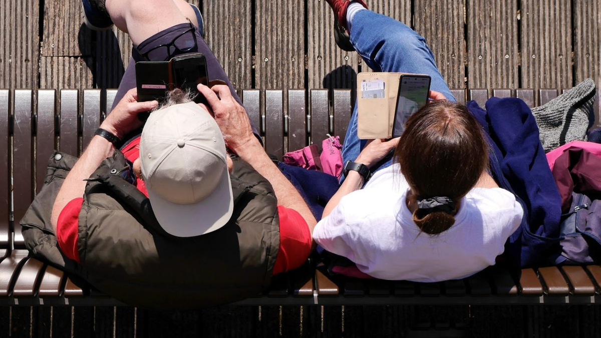 How parental phone obsession undermines parent-child bonds, study warns