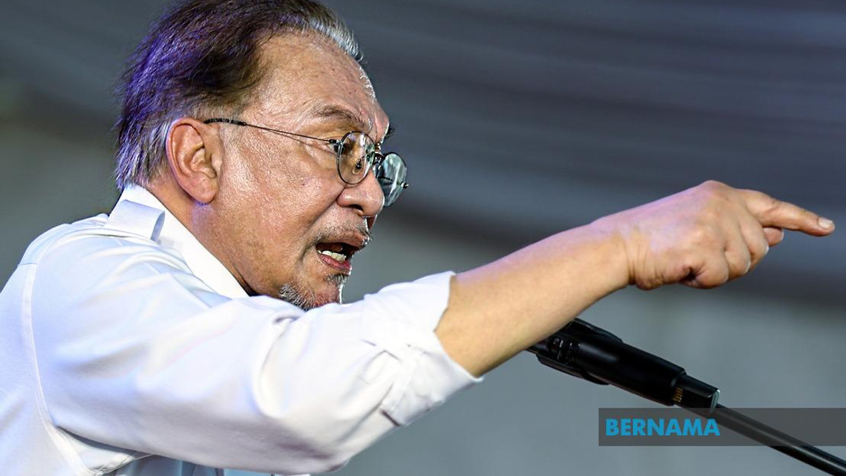 Anwar Intensifies Pakatan Harapan's Johor Campaign with Eight-Seat Tour
