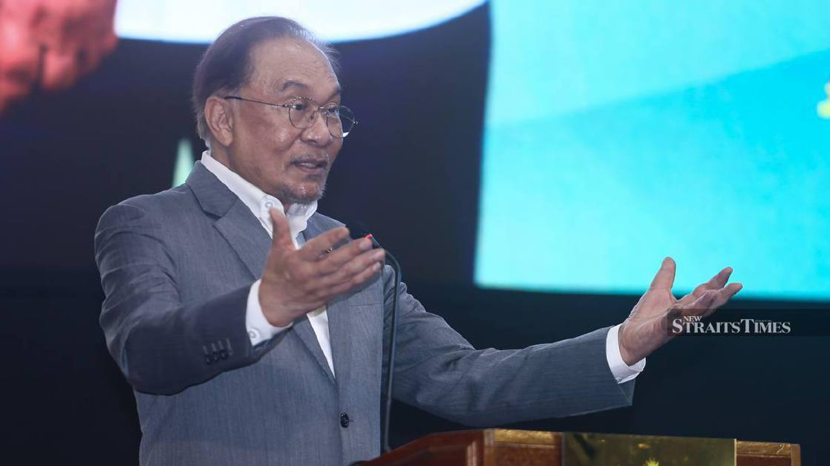 Anwar Orders Urgent Review of Civil Service Promotion Bottlenecks Affecting Thousands