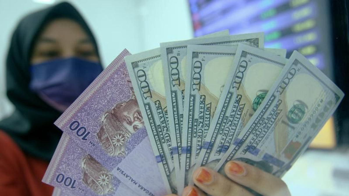 Ringgit Gains Ground Against Major Currencies But Weakens as Dollar Strengthens