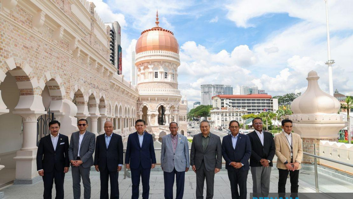 Kedah Sultan Tours Restored Sultan Abdul Samad Building in Historic Kuala Lumpur Landmark