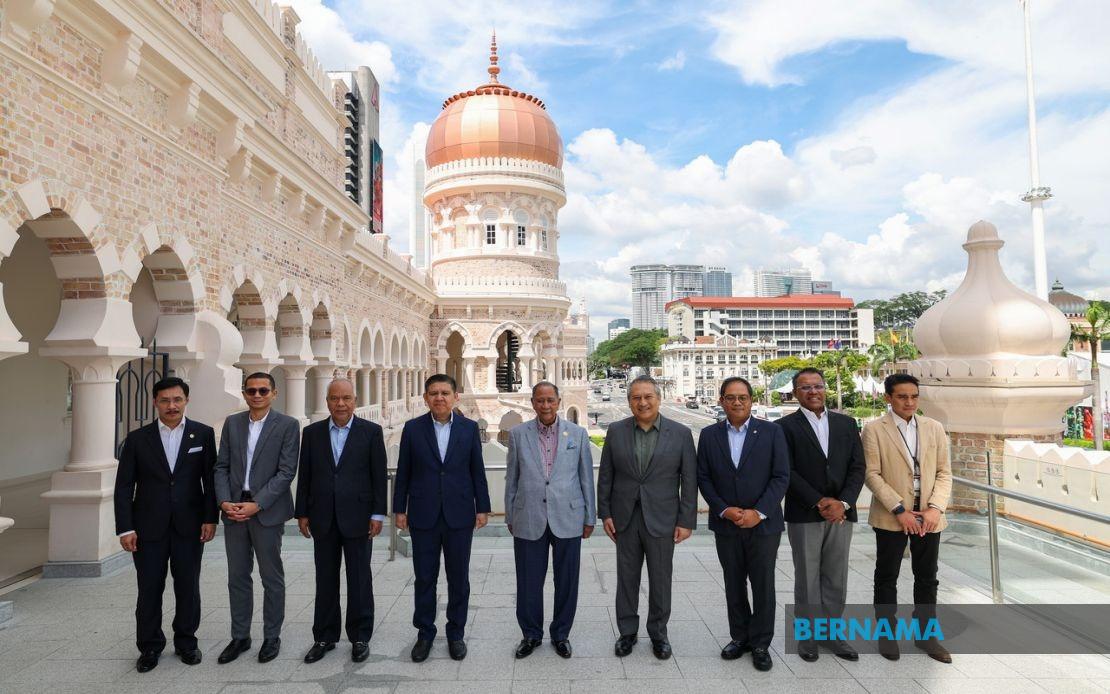 Kedah Sultan Tours Restored Sultan Abdul Samad Building in Historic Kuala Lumpur Landmark