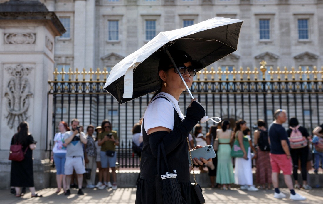 Buckingham Palace Guard Ceremonies Suspended as UK Faces Dangerous Heatwave