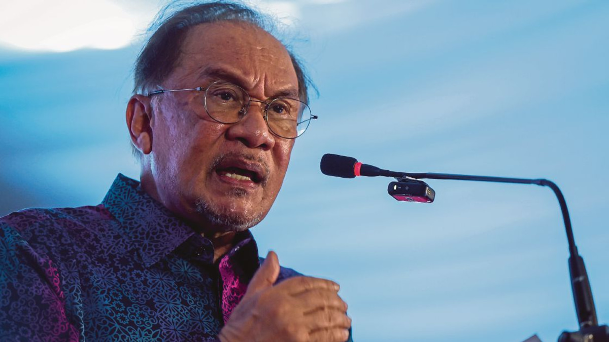 Debate Should Focus on Tabung Haji Betrayal, Not My Absence, Says Anwar
