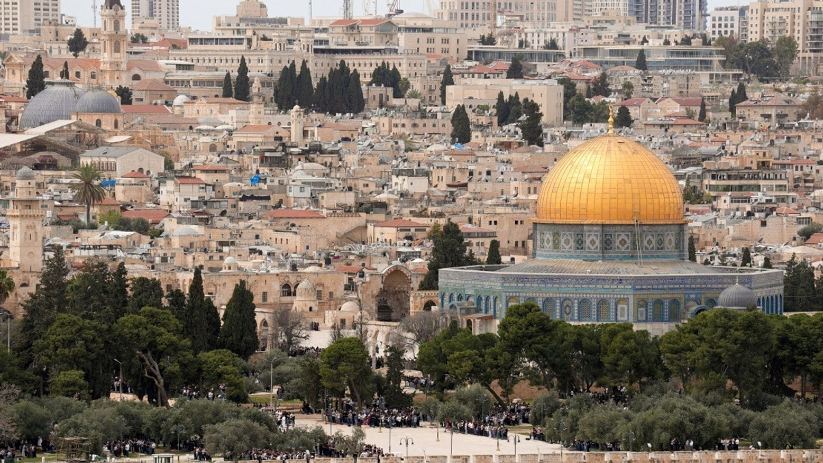 Over 2,500 Israeli visitors enter Al-Aqsa Mosque compound during Tisha B'Av observance, drawing Palestinian condemnation