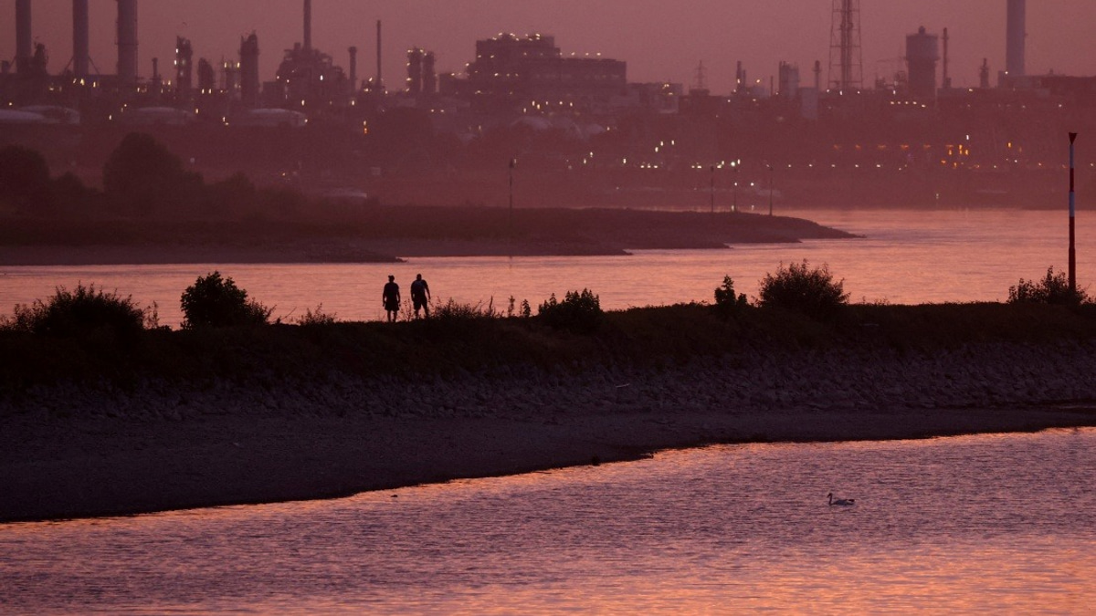Receding Rhine Exposes Large WW2 Bomb Near Cologne