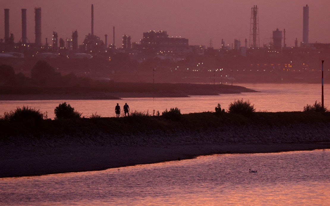 Receding Rhine Exposes Large WW2 Bomb Near Cologne