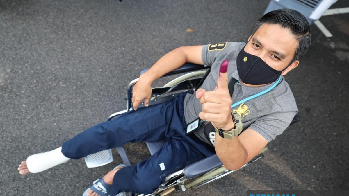 Determined to Vote: Injured Police Sergeant Casts Ballot from Wheelchair in Johor Election
