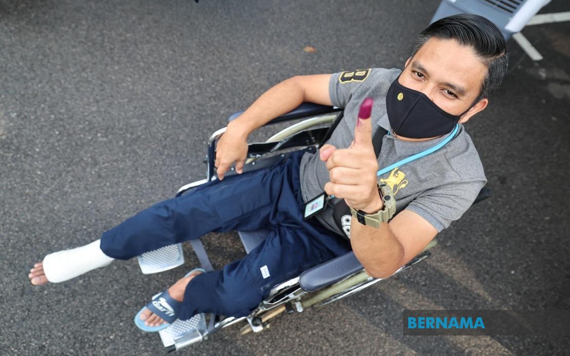 Determined to Vote: Injured Police Sergeant Casts Ballot from Wheelchair in Johor Election