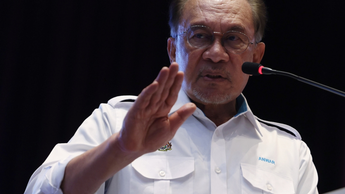 Anwar Urges Civil Service Recruits to Put Nation and People First