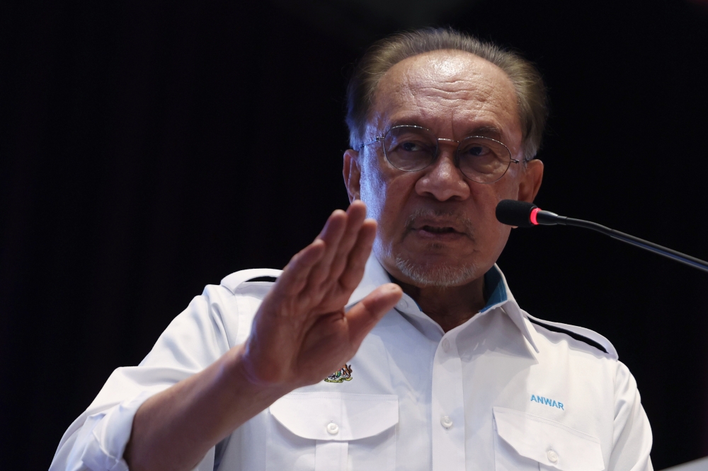 Anwar Urges Civil Service Recruits to Put Nation and People First