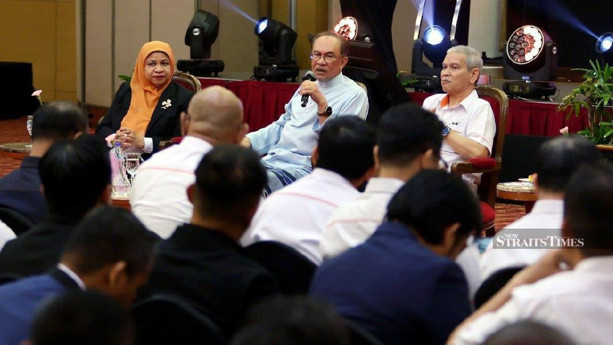 Anwar Enlists Prabowo's Support on Felda Eagle High Investment Dispute