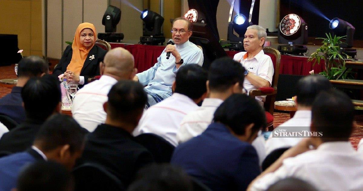 Anwar Enlists Prabowo's Support on Felda Eagle High Investment Dispute