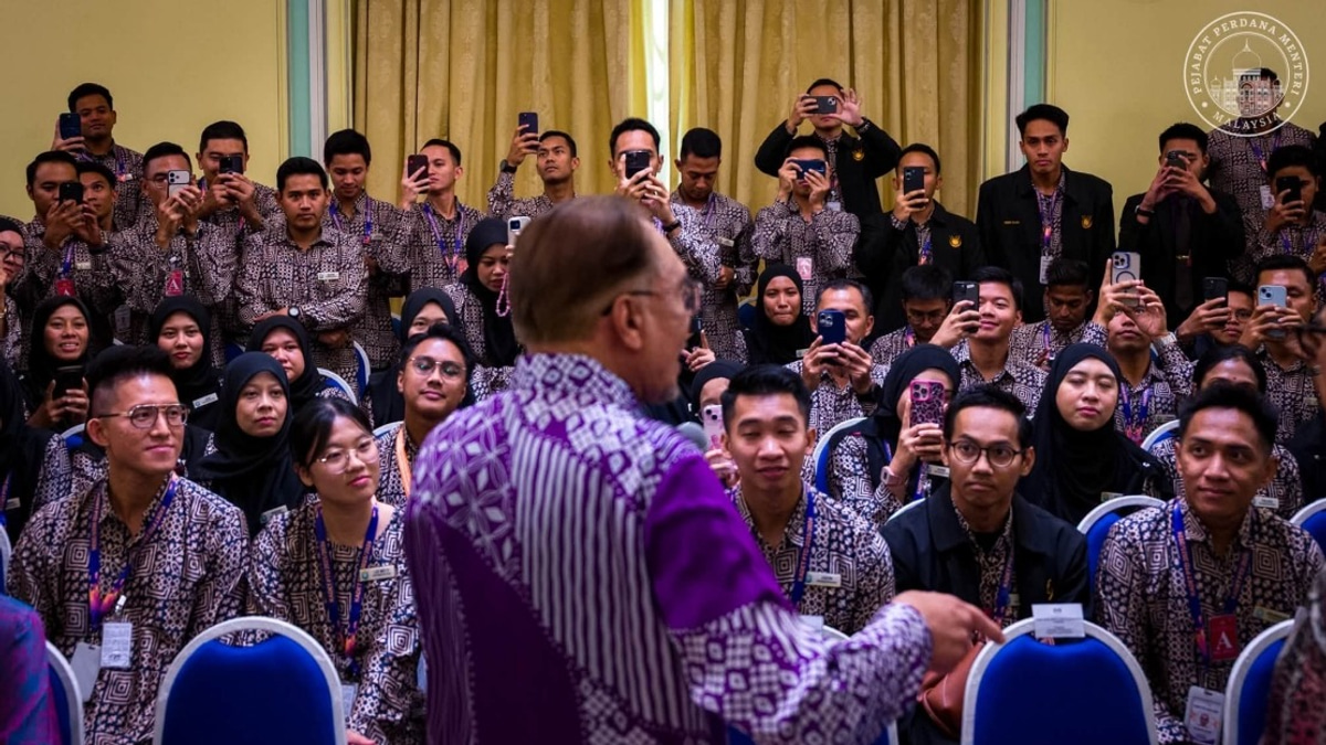 PM Anwar Urges Civil Servants to Embrace Reform While Maintaining Ethical Standards