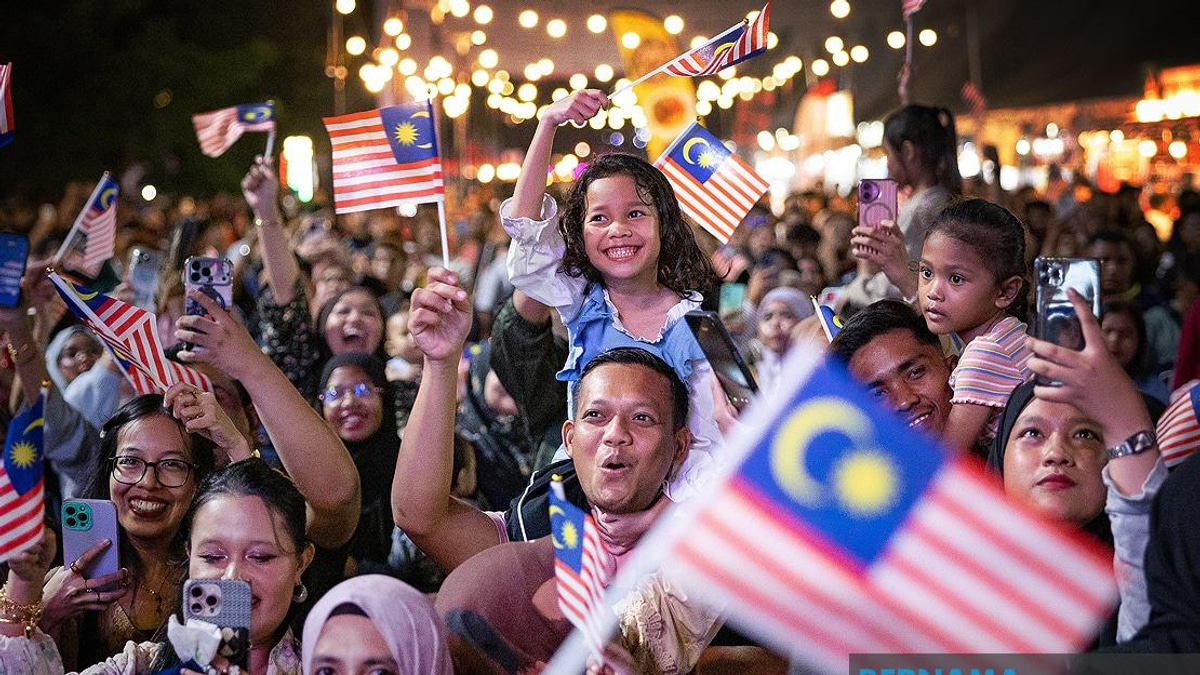 Patriotic Fervour Fills Streets as Malaysia Celebrates 69th National Day Eve