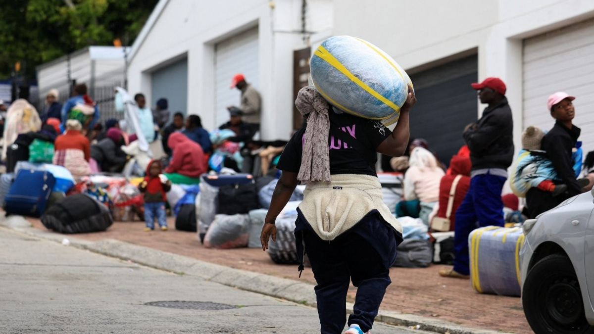 Hundreds of Zimbabweans Evacuated from Cape Town as South Africa Closes Processing Centre
