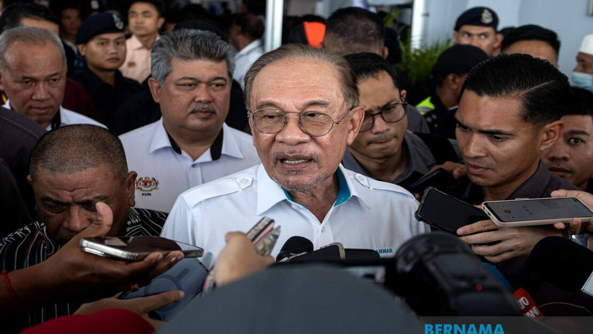 PM Anwar Warns Government Officials Against Attacking Unity Coalition During State Election Campaigns