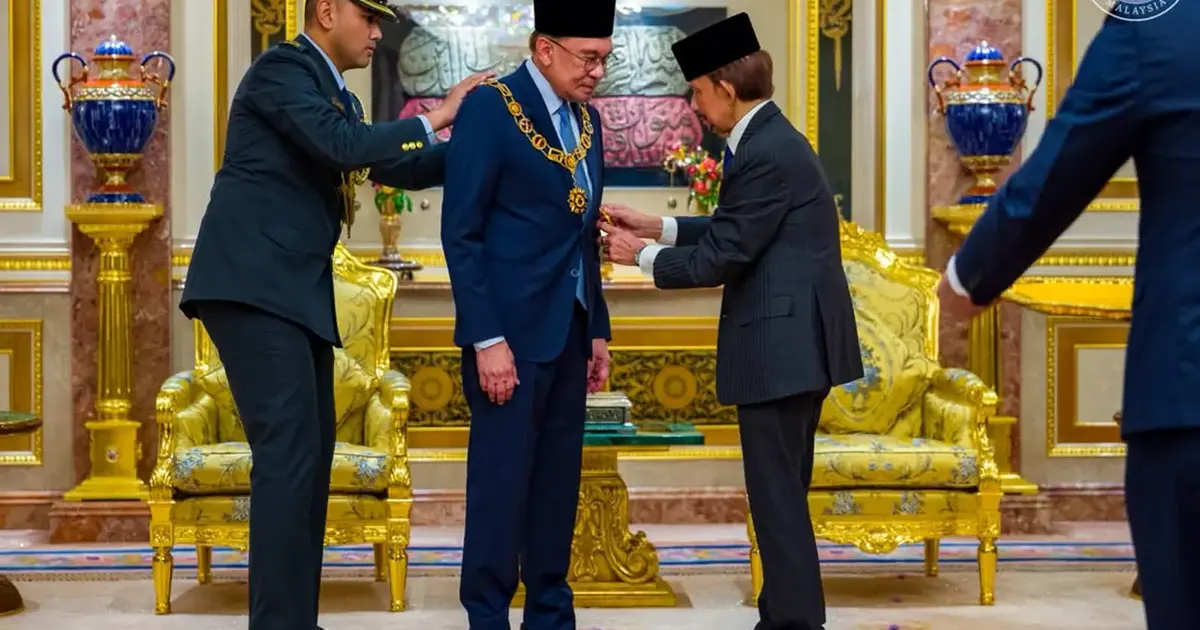 Sultan Hassanal Bolkiah confers prestigious honour on Prime Minister Anwar Ibrahim