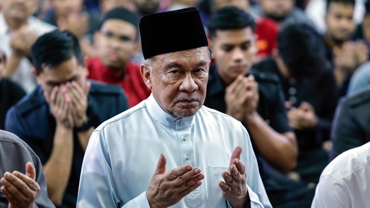 Anwar Extends Wishes to Sultan Ibrahim as Monarch Undergoes Medical Treatment