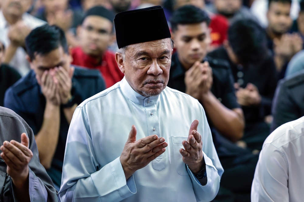 Anwar Extends Wishes to Sultan Ibrahim as Monarch Undergoes Medical Treatment