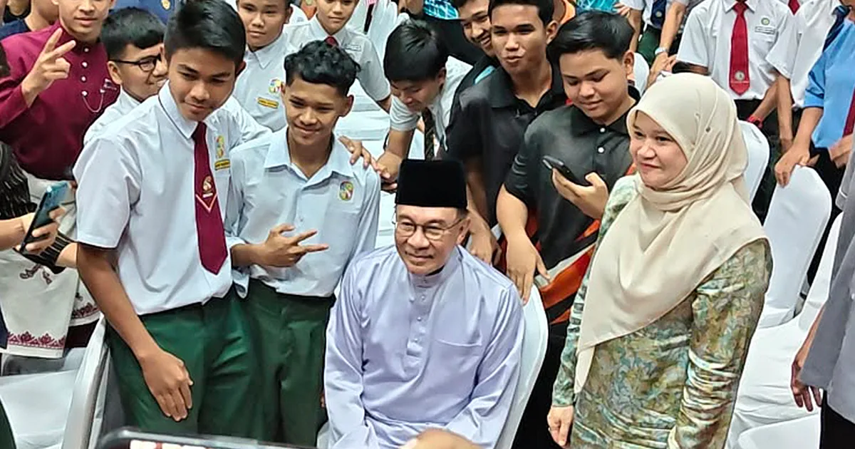 Anwar Ibrahim Cautions Students Against Corruption in Politics, Emphasises Integrity