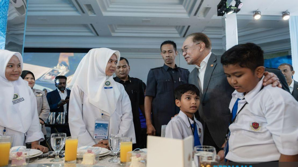 Smart Minds Need Kind Hearts, PM Anwar Tells Schoolchildren