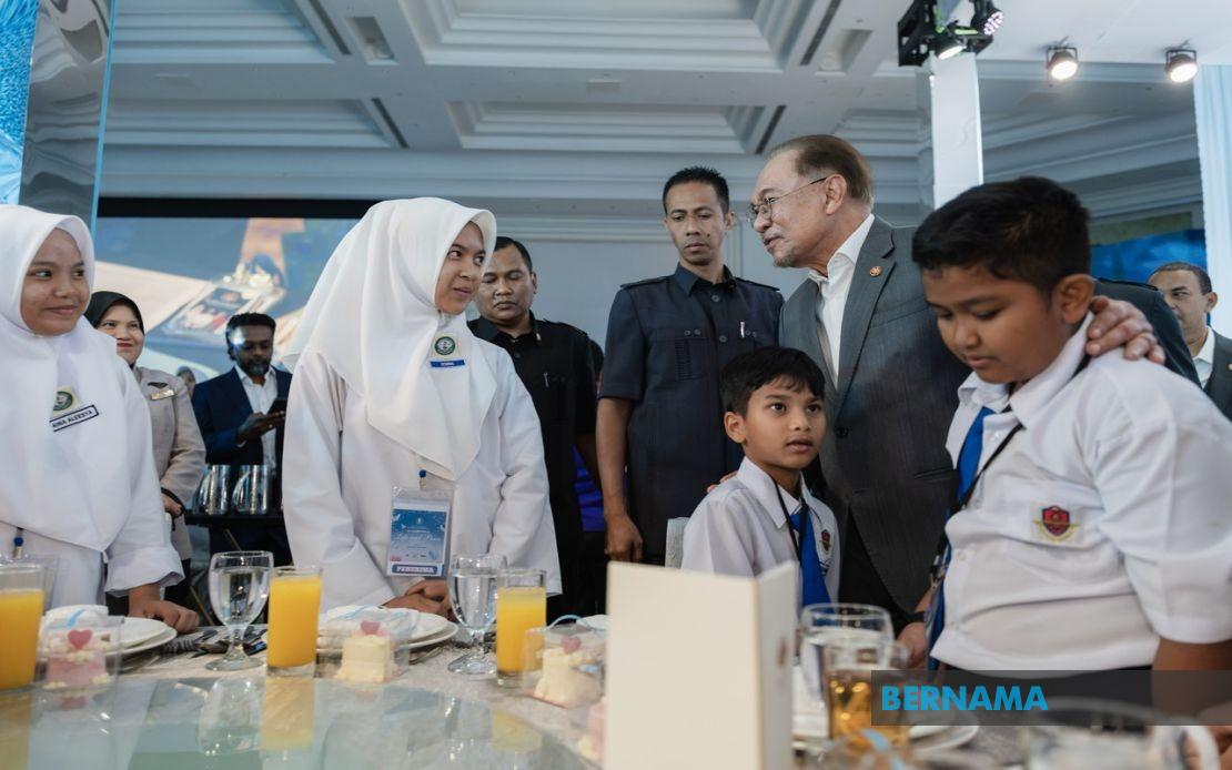 Smart Minds Need Kind Hearts, PM Anwar Tells Schoolchildren