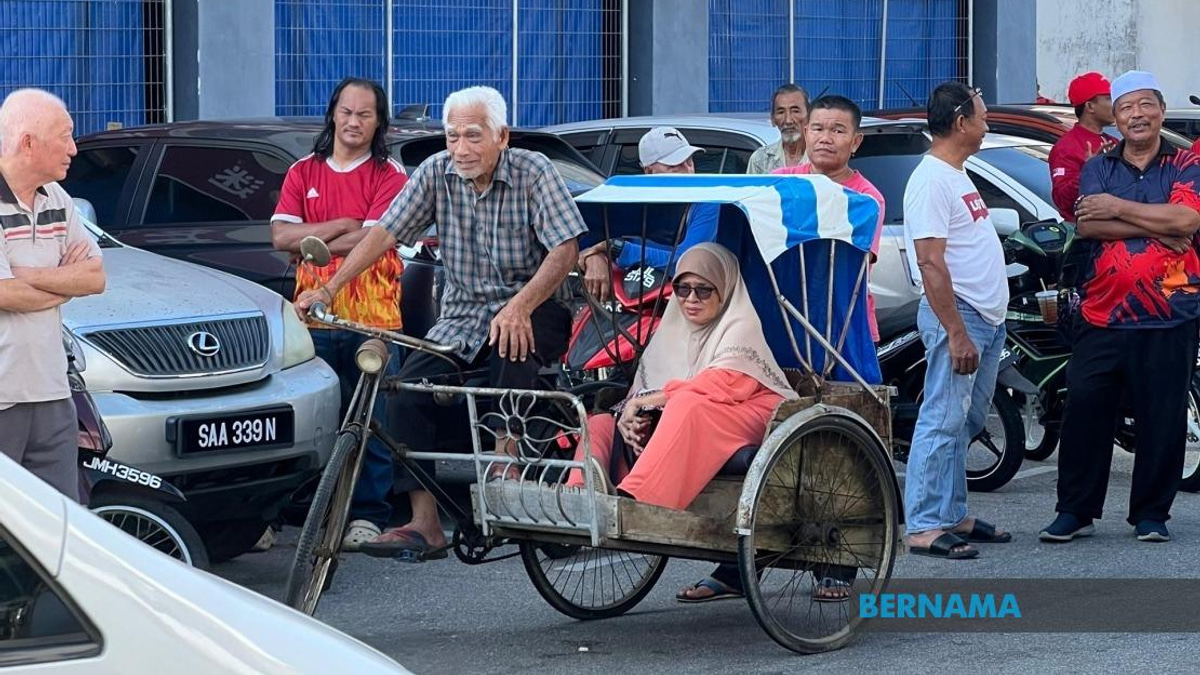 Octogenarian Pedals Trishaw Through Heat to Witness PM Anwar in Batu Pahat