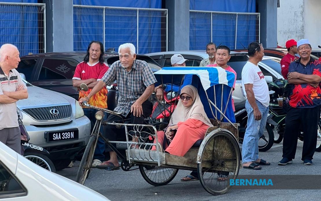 Octogenarian Pedals Trishaw Through Heat to Witness PM Anwar in Batu Pahat
