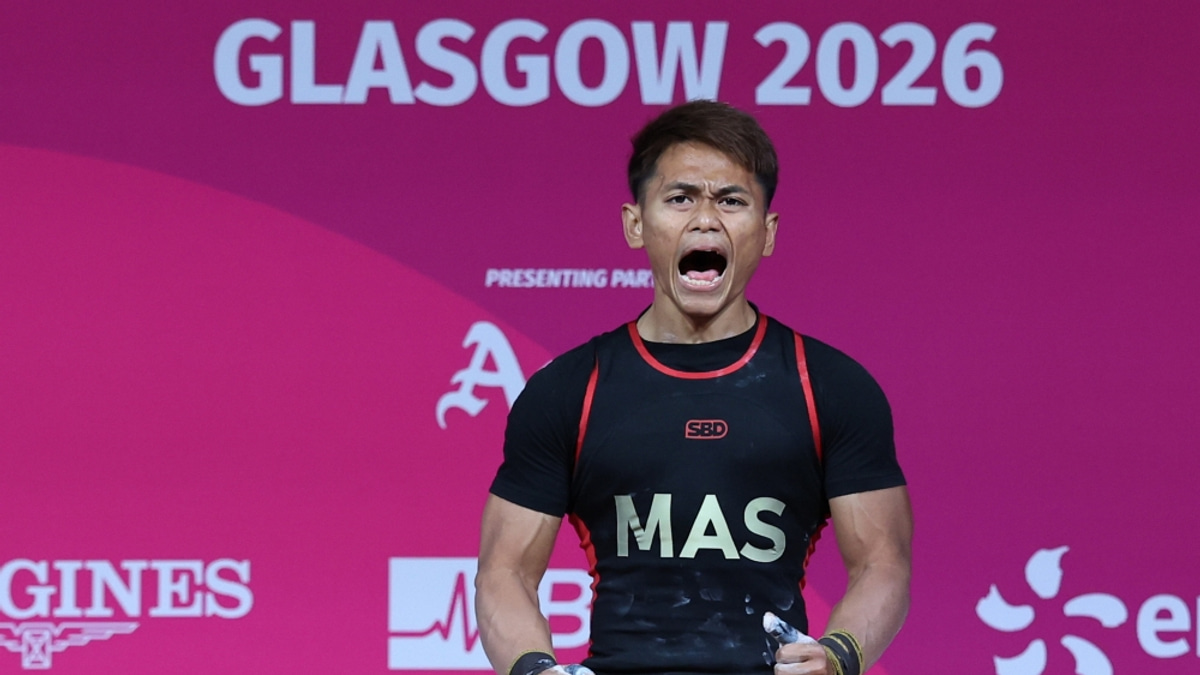 Anwar Celebrates Malaysia's Historic First Commonwealth Games Gold Medal
